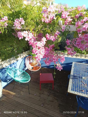 Studio indépendant terrasse entre mer et collines